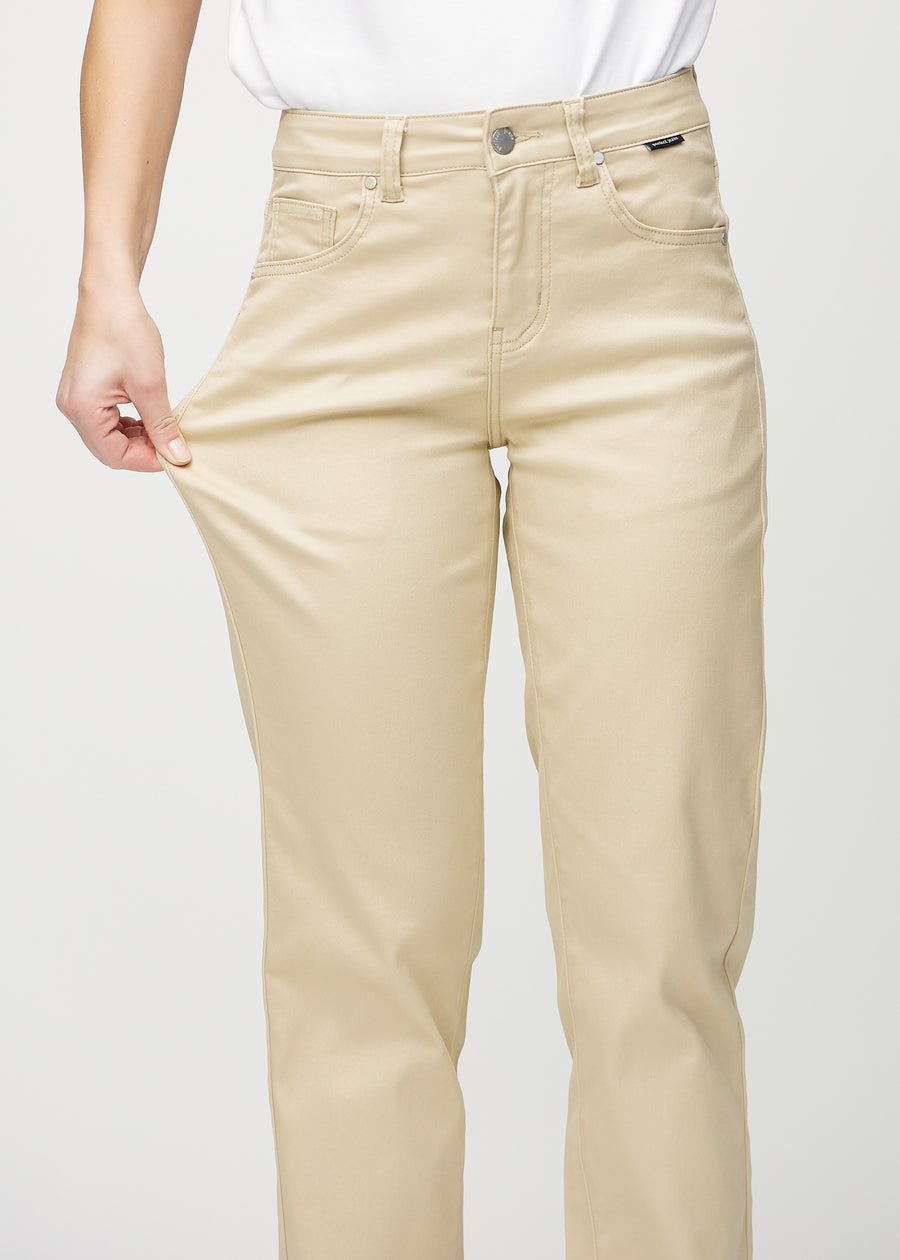 The model stretches the jeans at the thigh to show the stretch.