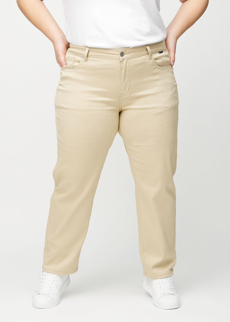 Beige regular jeans, model name Gazelles, with a straight leg on a plus-size model, seen from the front.