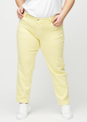 Light yellow regular jeans, model name Lemonades, which go straight down the leg on a plus-size model, seen from the front.