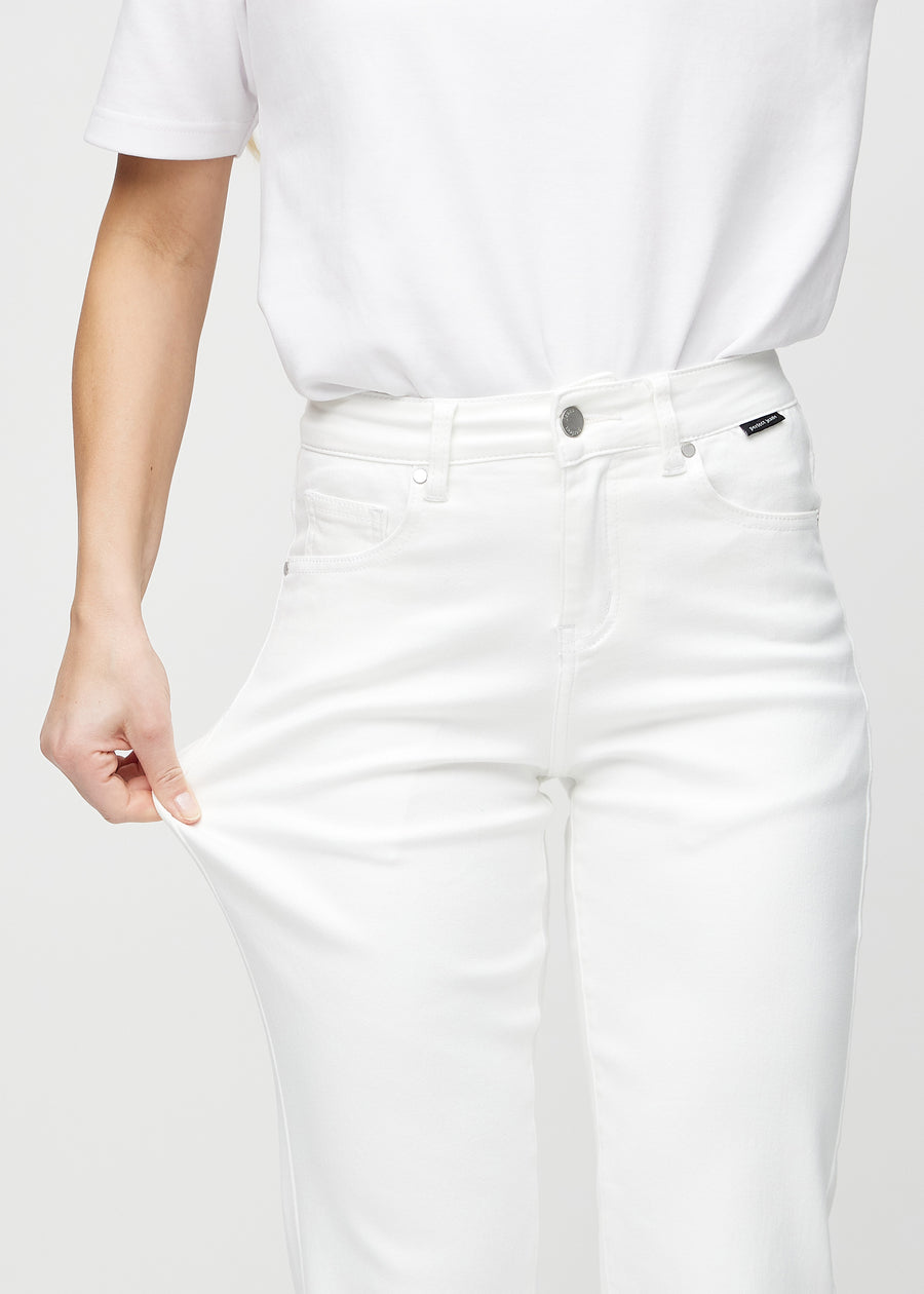 Regular jeans for women in white, color Marguerites. A model stretches the fabric at the thigh to show its stretch.