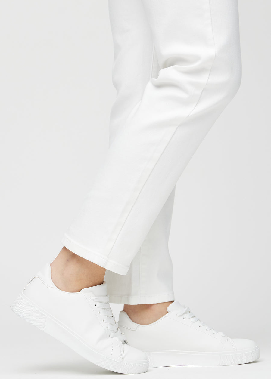 Regular jeans for women in white, color Marguerites. Close-up at the ankles on a model, showing the straight leg openings.