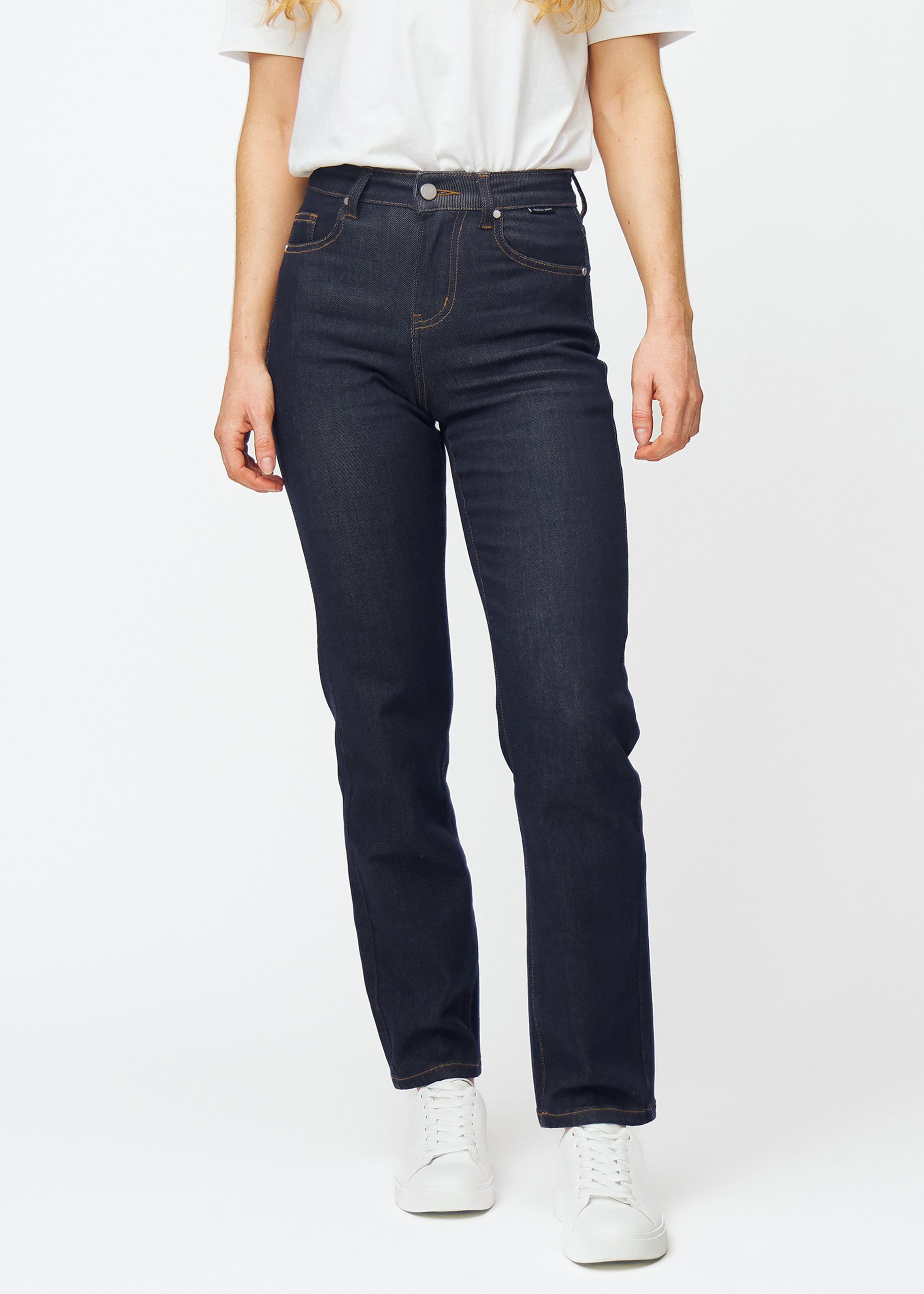 Regular jeans for women in deep dark blue, color Midnights. Front view on a model, showing the classic straight-leg fit.