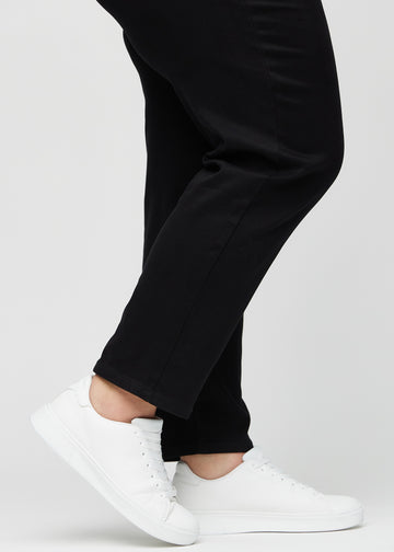 Regular jeans for women in black, color Ravens. Close-up at the ankles on a plus-size model, showing the straight leg openings.
