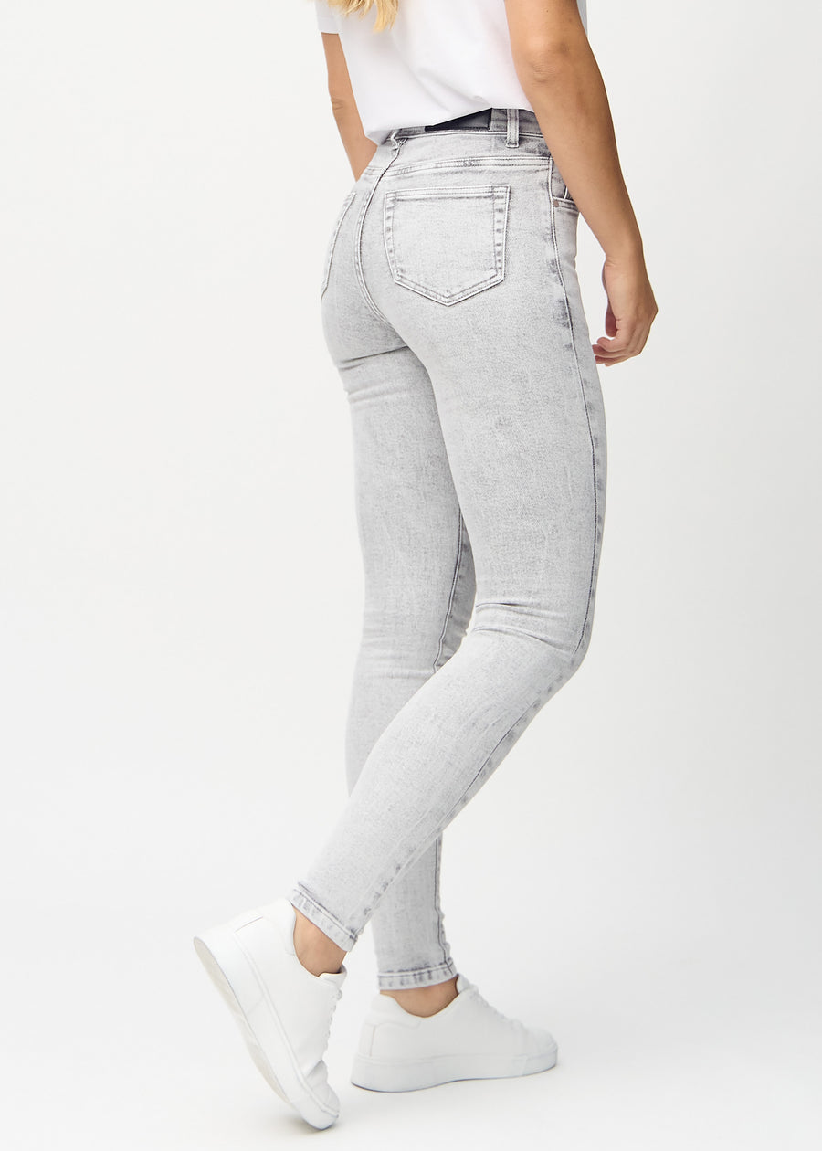 Skinny jeans for women in light grey, color Ashes. Back view on a model, showing the full fit.