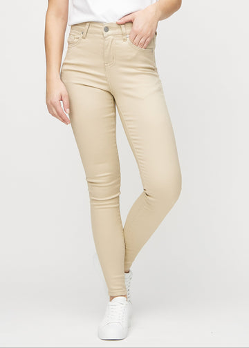 Beige skinny jeans, model name Gazelles, which fits closely to the leg, seen from the front.