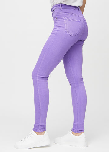 Skinny jeans for women in purple, color Lavenders. Side view on a model.
