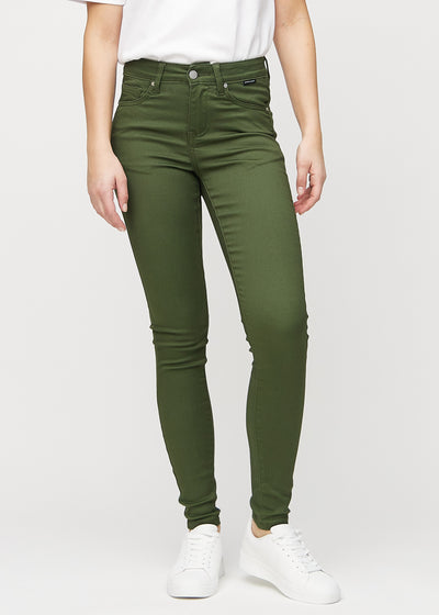 Skinny jeans for women in dark green, color Renewals. Front view on a model, showing the close fit through the legs.