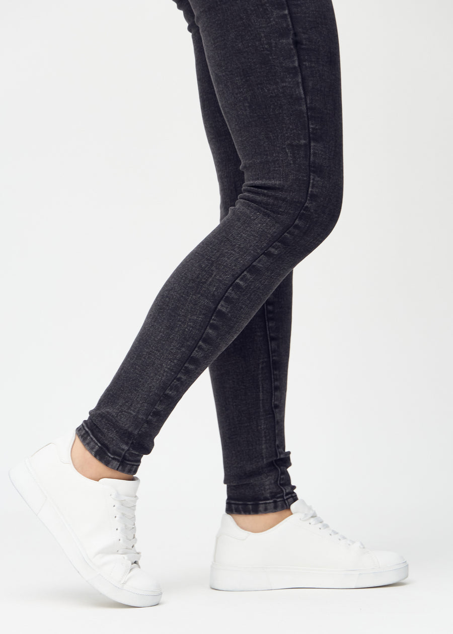 Skinny jeans for women in dark grey, color Shadows. Close-up of the snug-fitting leg openings at the ankles on a model.