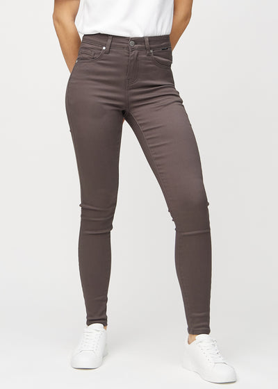 Skinny jeans for women in grey brown, color Thunders. Front view on a model, showing the close fit through the legs.