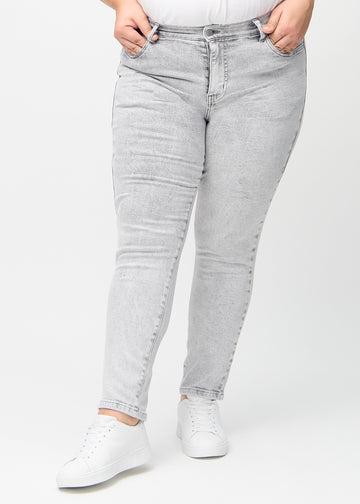Slim jeans for women in light grey, color Ashes. Front view on a plus-size model, showing a close fit through the leg with a little more room at the ankle.
