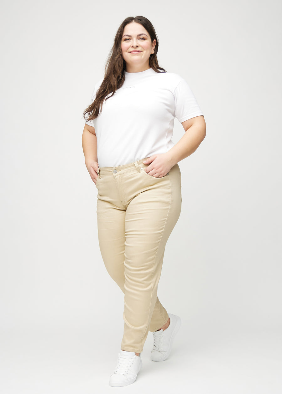 Slim jeans for women in beige, color Gazelles. Full-length view of a plus-size model wearing the jeans.