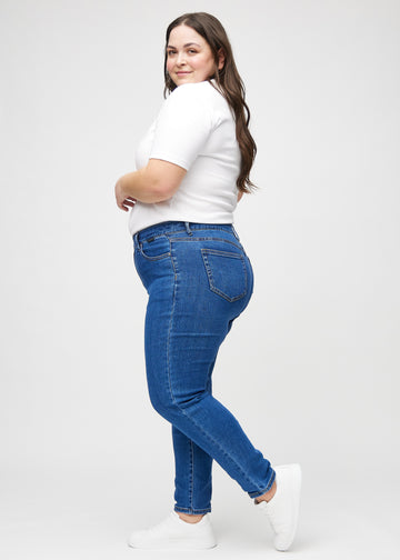 Slim jeans for women in dark blue, color Oceans. Side view on a plus-size model.