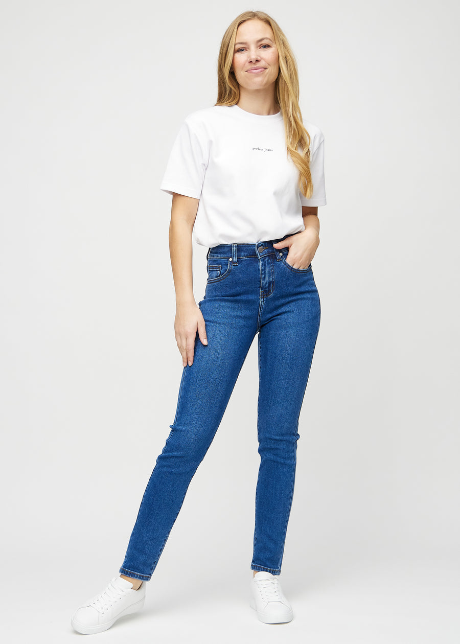 Slim jeans for women in dark blue, color Oceans. Full-length view of a model wearing the jeans.