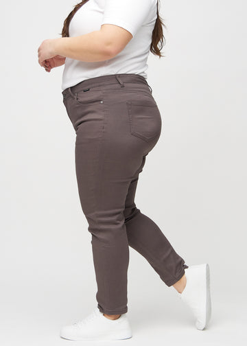 Slim jeans for women in grey-brown, color Thunders. Side view on a plus-size model.