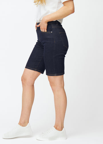 Deep dark blue denim shorts for women in the colour Midnights with a regular fit seen from the side on a model.
