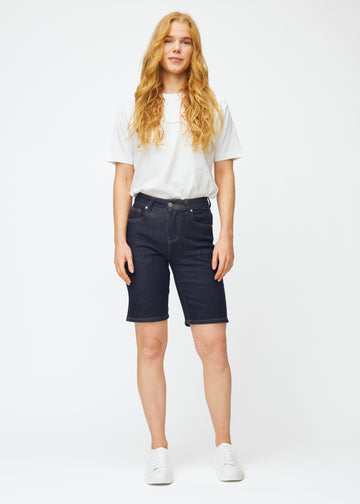 Full image of a model wearing deep dark blue denim shorts for women in the colour Midnights with a regular fit.