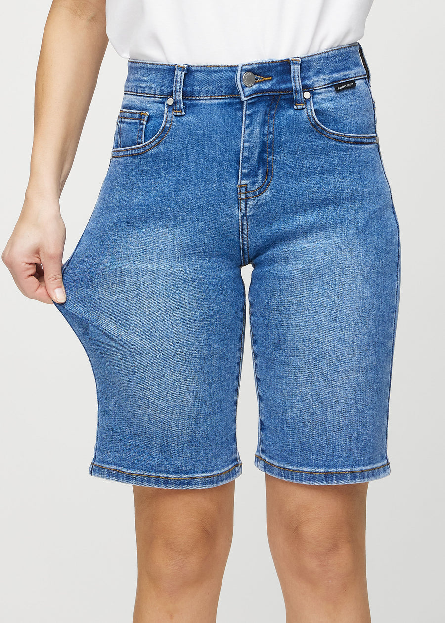 The model stretches the shorts at the thigh to show the stretch.