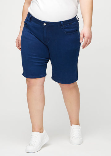 Dark blue regular middle shorts, model name Royals, which fall straight down the leg and end just above the knee on a plus-size model, seen from the front.
