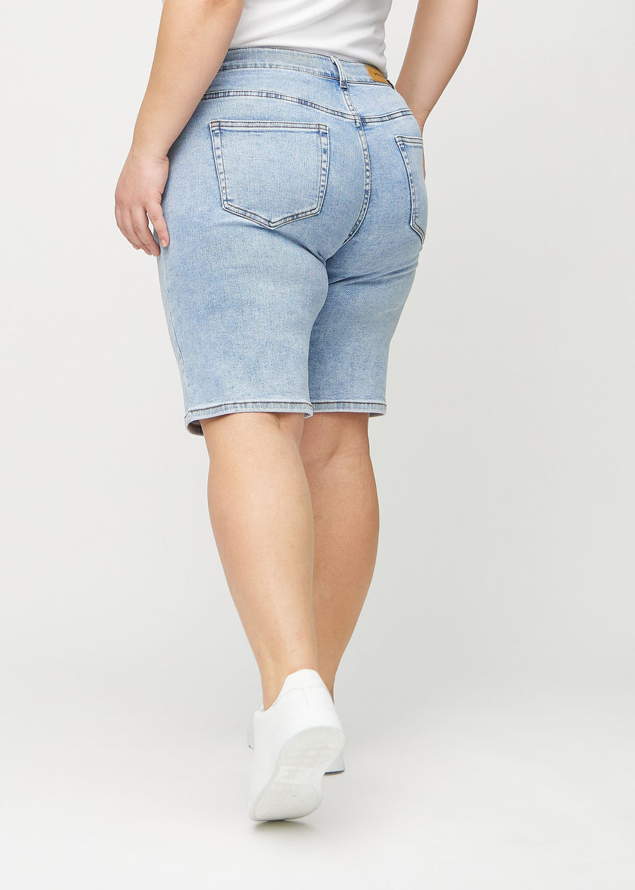 Light denim regular middle shorts seen from the back on a plus-size model, so the entire product can be seen.
