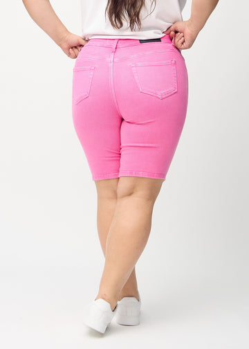 Light pink skinny middle shorts seen from the back on a plus-size model, so the entire product can be seen.