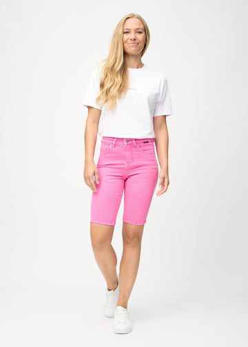 Full image of a model wearing light pink skinny middle shorts.