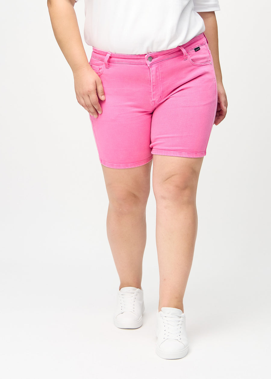 Light pink skinny short shorts, model name Flamingos, with a close fit and ending mid-thigh on a plus-size model, seen from the front.