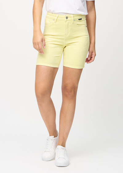 Light yellow skinny short shorts, model name Lemonades, which fit tightly and end mid-thigh, seen from the front.