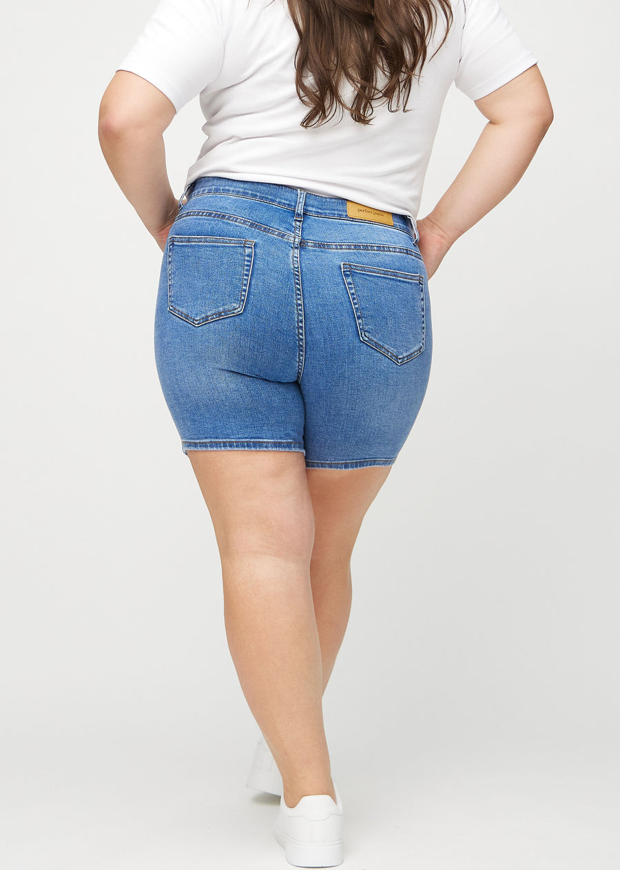 Denim skinny short shorts seen from the back on a plus-size model, so the entire product can be seen.