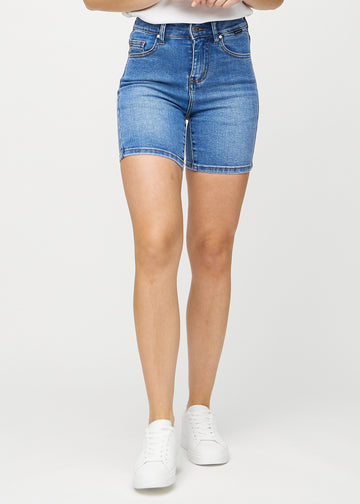 Denim skinny short shorts, model name Rivers, with a tight fit and ending mid-thigh, seen from the front.