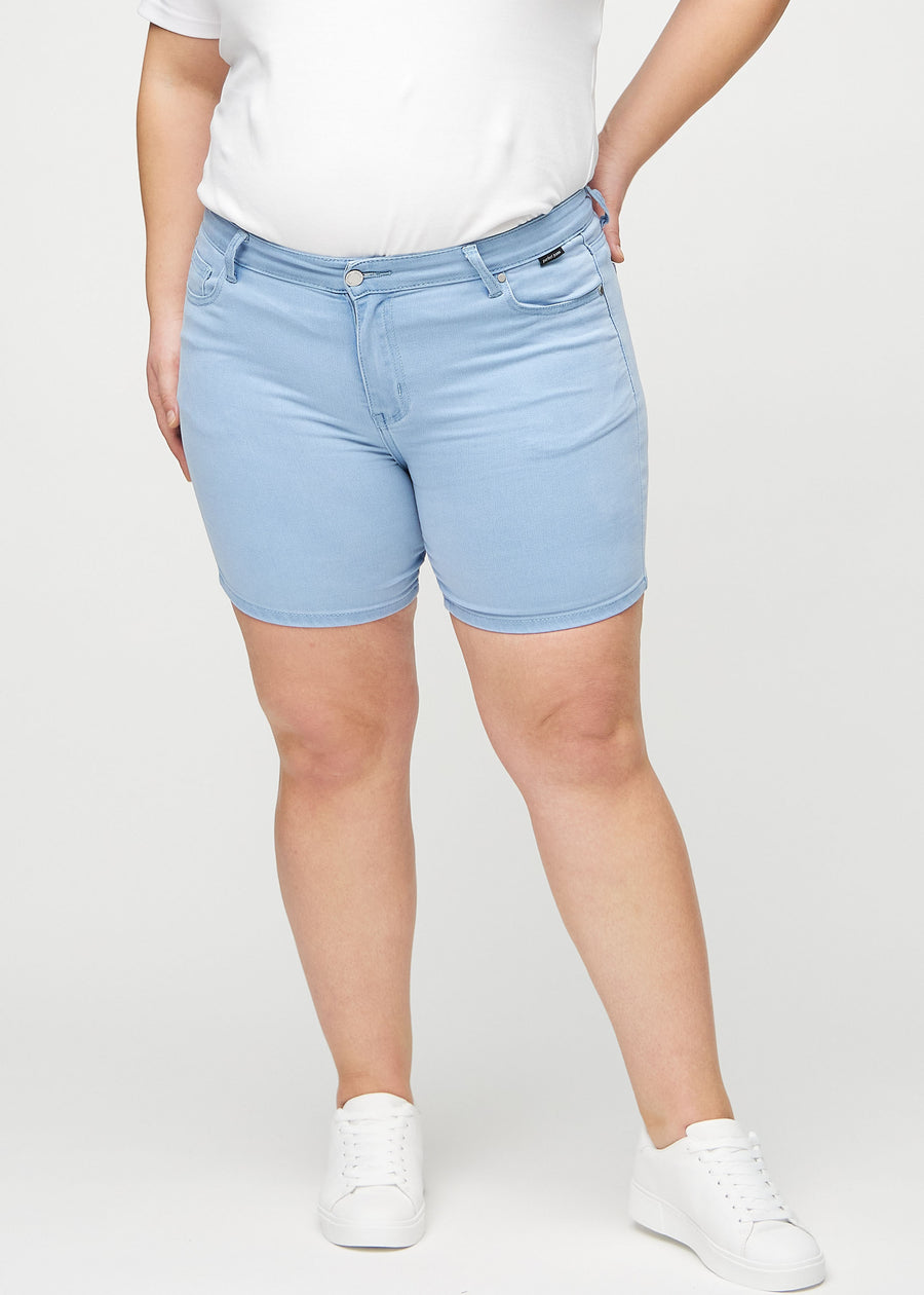 Light blue skinny short shorts, model name Skies, with a tight fit and ending mid-thigh on a plus-size model, seen from the front.