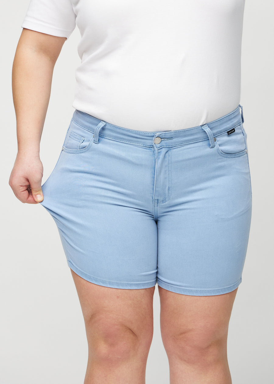 Plus-size model stretches the shorts at the thigh to show the stretch.