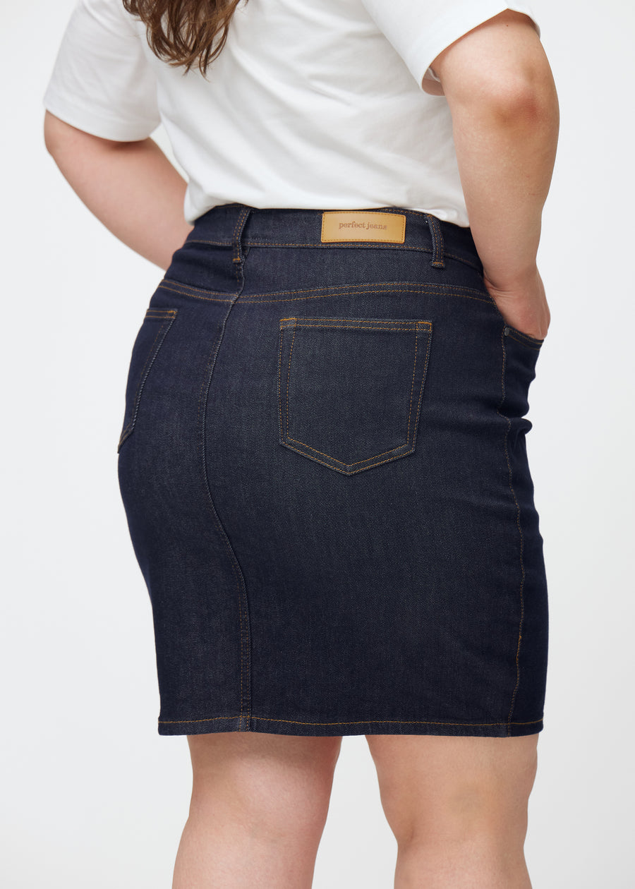 Deep dark blue denim skirt for women in the colour Midnights seen from the back in close-up on a plus-size model.
