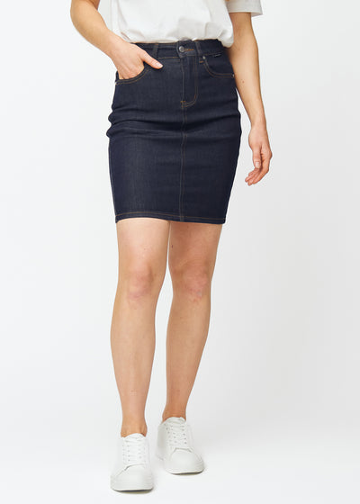 Deep dark blue denim skirt for women in the colour Midnights with a close-fitting fit and length just above the knee, seen from the front.