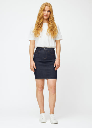 Full image of a model wearing a deep dark blue denim skirt for women in the colour Midnights.