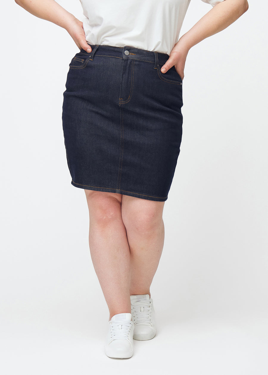 Deep dark blue denim skirt for women in the colour Midnights seen from the front on a plus-size model.