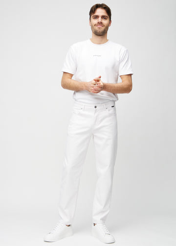 Full image of a model wearing white regular jeans.