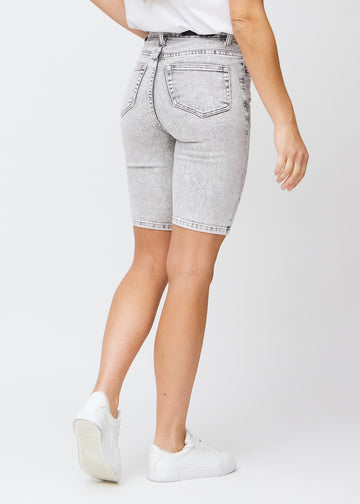 Lysegrå denim skinny middle shorts set bagfra, så man kan se hele produktet.