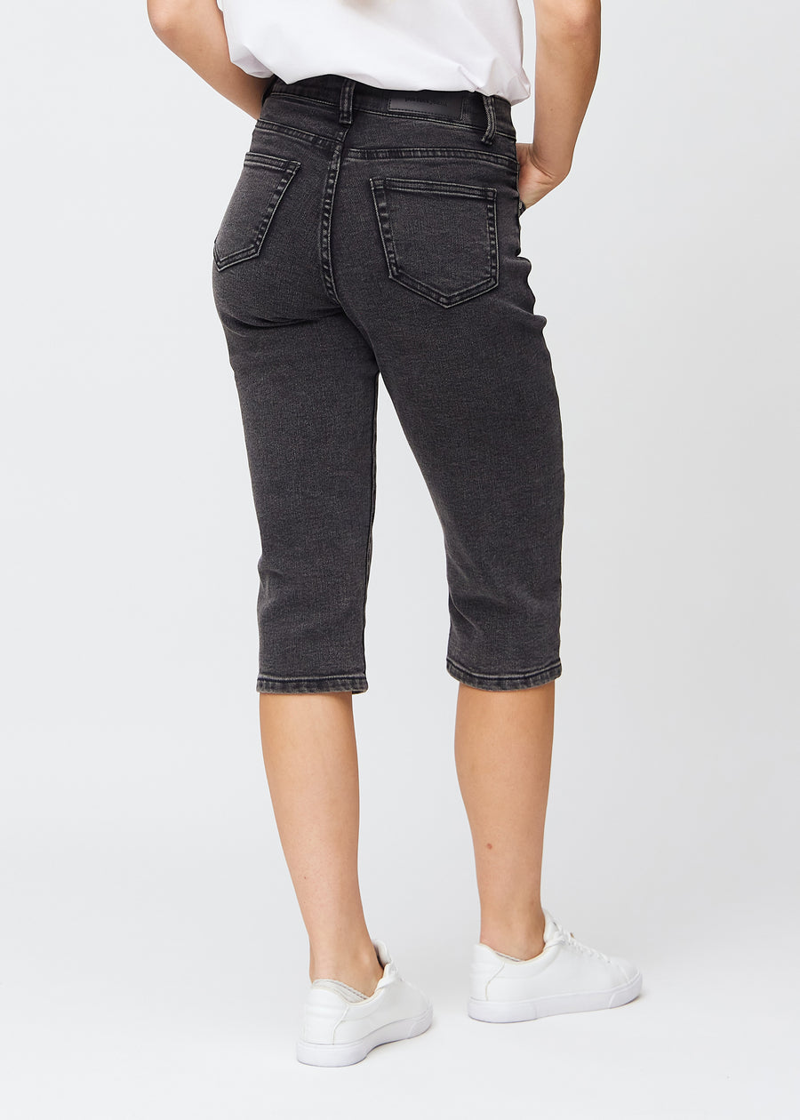 Mørkegrå denim regular capris set bagfra, så man kan se hele produktet.
