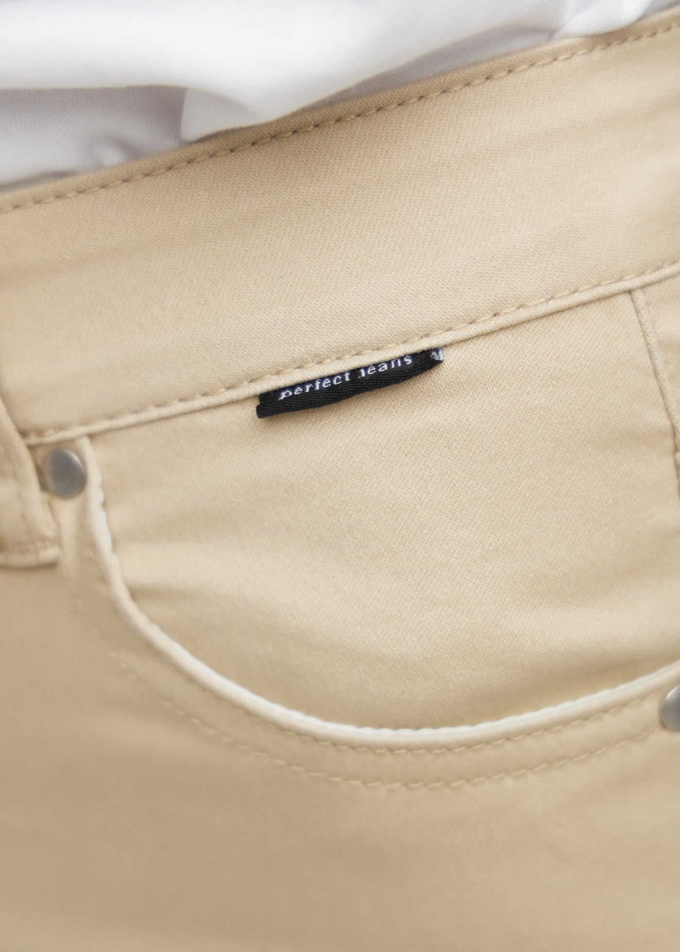 Forlommen på et par beige regular jeans, hvor man kan se logoet.