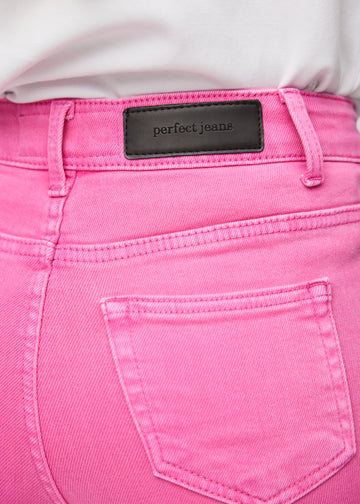 Baglommen på et par lyserøde skinny capris, hvor man kan se logoet.