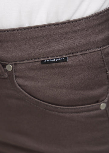 Forlommen på et par gråbrune slim jeans, hvor man kan se logoet.