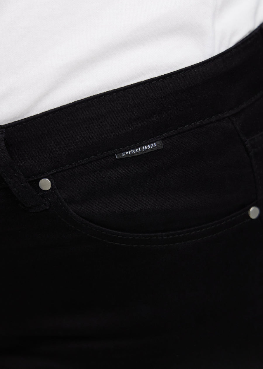 Forlommen på et par sorte regular middle shorts, hvor man kan se logoet på en plus-size model.