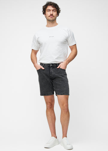 Model viser mørkegrå denim shorts til mænd i farven Shadows med regular pasform i bevægelse.