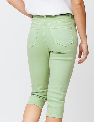 Tæt billede af de lysegrønne slim capris bagfra, så man tydeligt kan se detaljer og lommer.